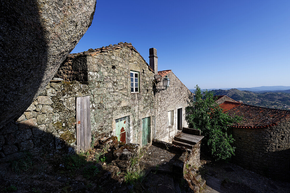 Das herrlich gelegene Dorf Monasanto liegt eingebettet in Granitfelsen hoch auf einem Bergrücken, Beira, Portugal