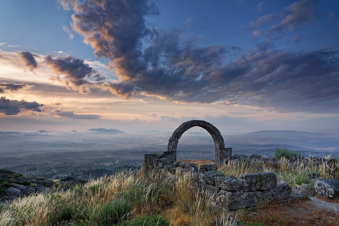 Sonnenaufgang oberhalb Monasanto, Beira, Portugal