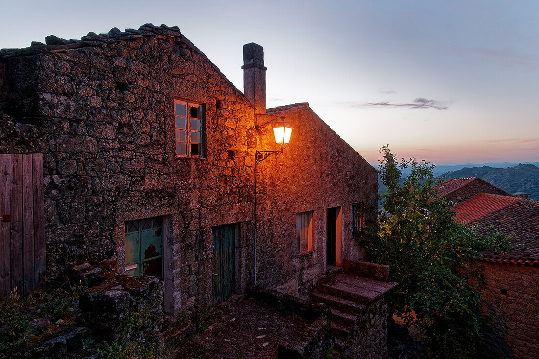 Das herrlich gelegene Dorf Monasanto liegt eingebettet in Granitfelsen hoch auf einem Bergrücken, Beira, Portugal