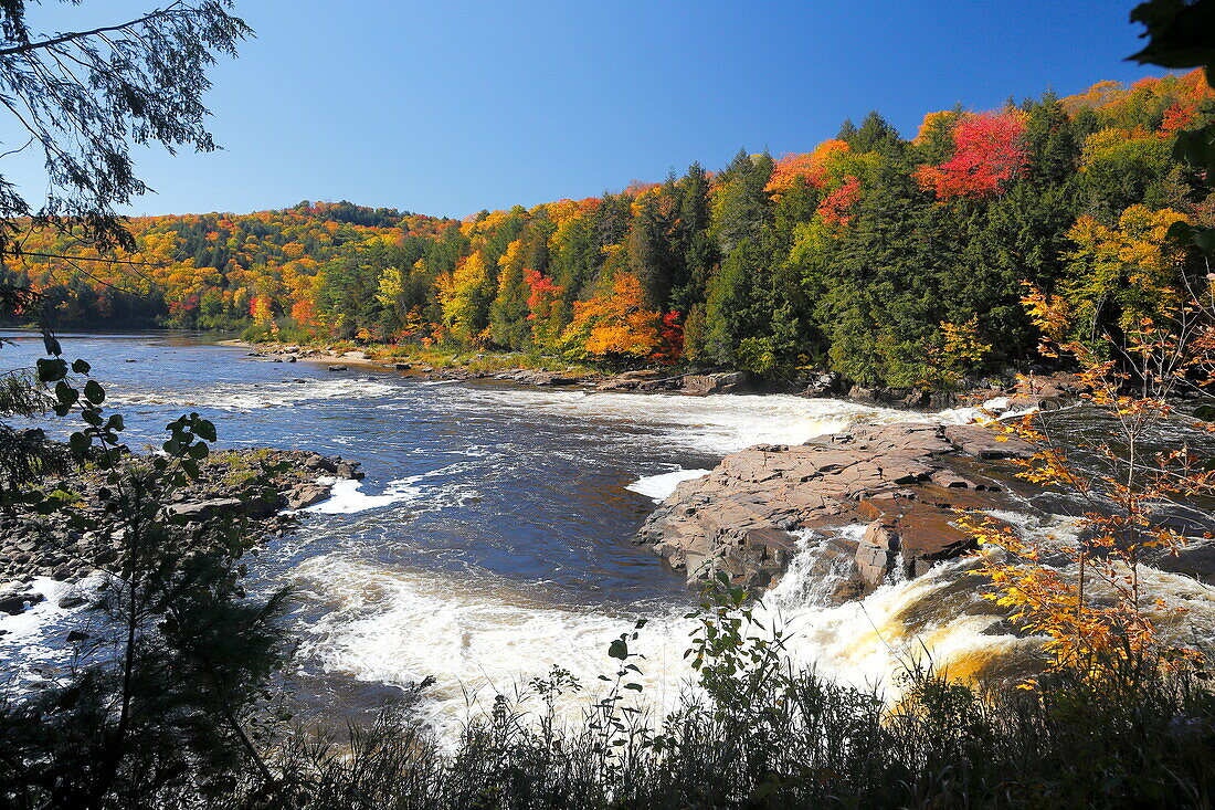 Landschaft am Red River, Quebec, Kanada