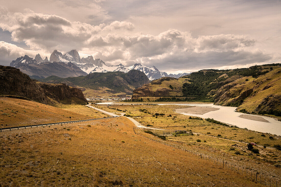 Blick auf El Chalten und dem Fitz Roy Massiv, Provinz Santa Cruz, Patagonien, Argentinien, Südamerika