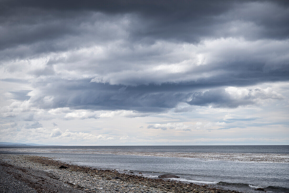 Dramatische Wolken am Strand bei Puntas Arenas, Patagonien, Provinz Magallanes, Chile, Südamerika