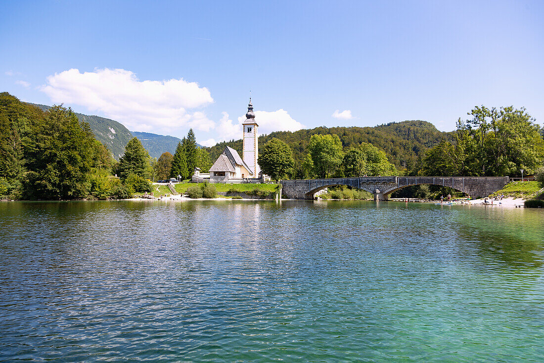 Ribcev Laz; Steinbrücke; Kirche Janez Krstnik; Bohinj See; Bohinjsko Jezero, Slowenien