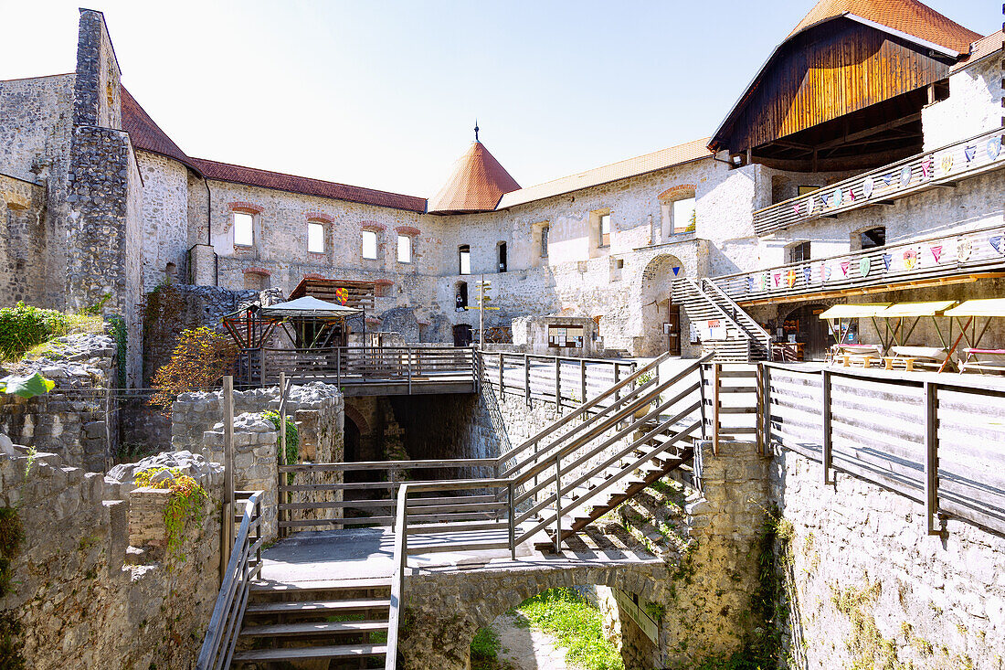 Zuzemberk; Burg Žužemberk, Burghof, Slowenien