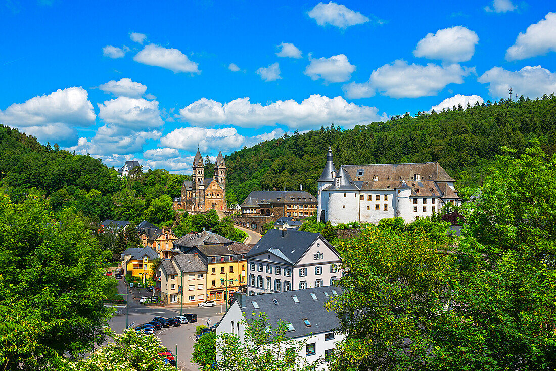 Blick auf Clervaux mit Burg (Clerf), UNESCO Weltkulturerbe, Kirche und Kloster, Kanton Clervaux, Großherzogtum Luxemburg