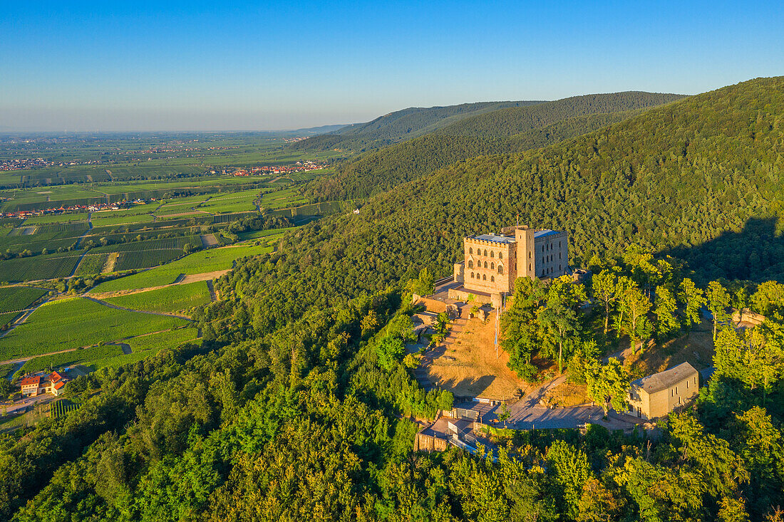 Luftansicht des Hambacher Schlosses, Hambach, Pfälzer Weinstraße, Rheinland-Pfalz, Deutschland