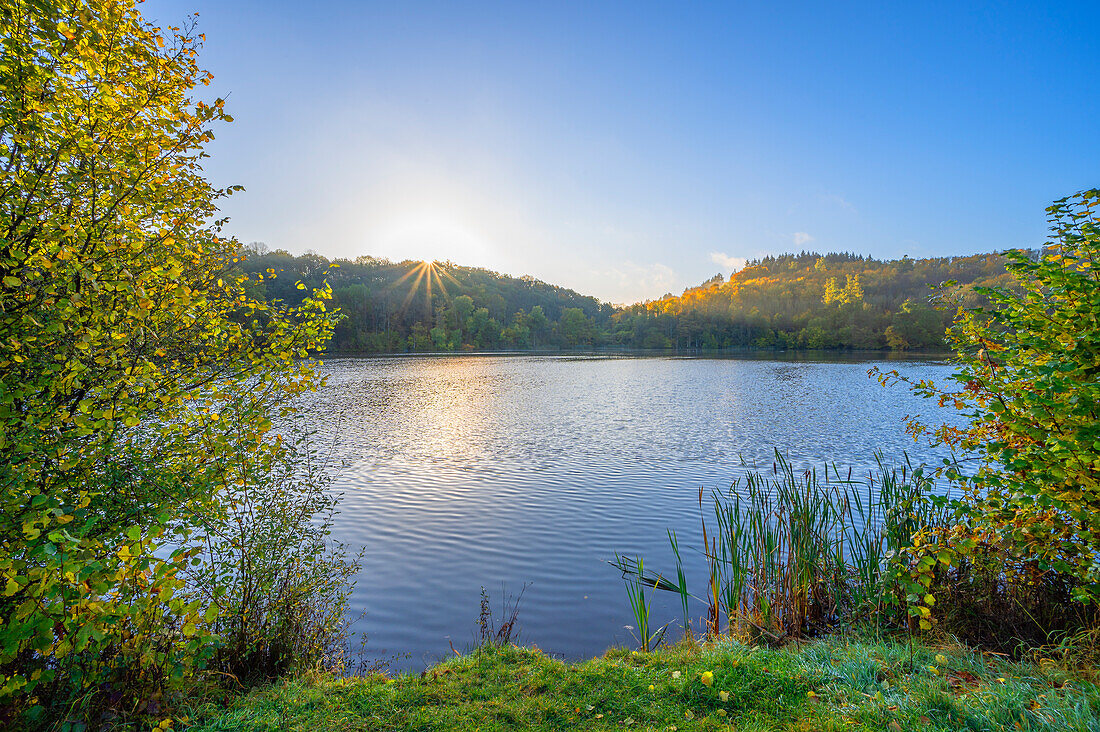 Sonnenaufgang am Immerather Maar, Immerath, Eifel, Rheinland-Pfalz, Deutschland