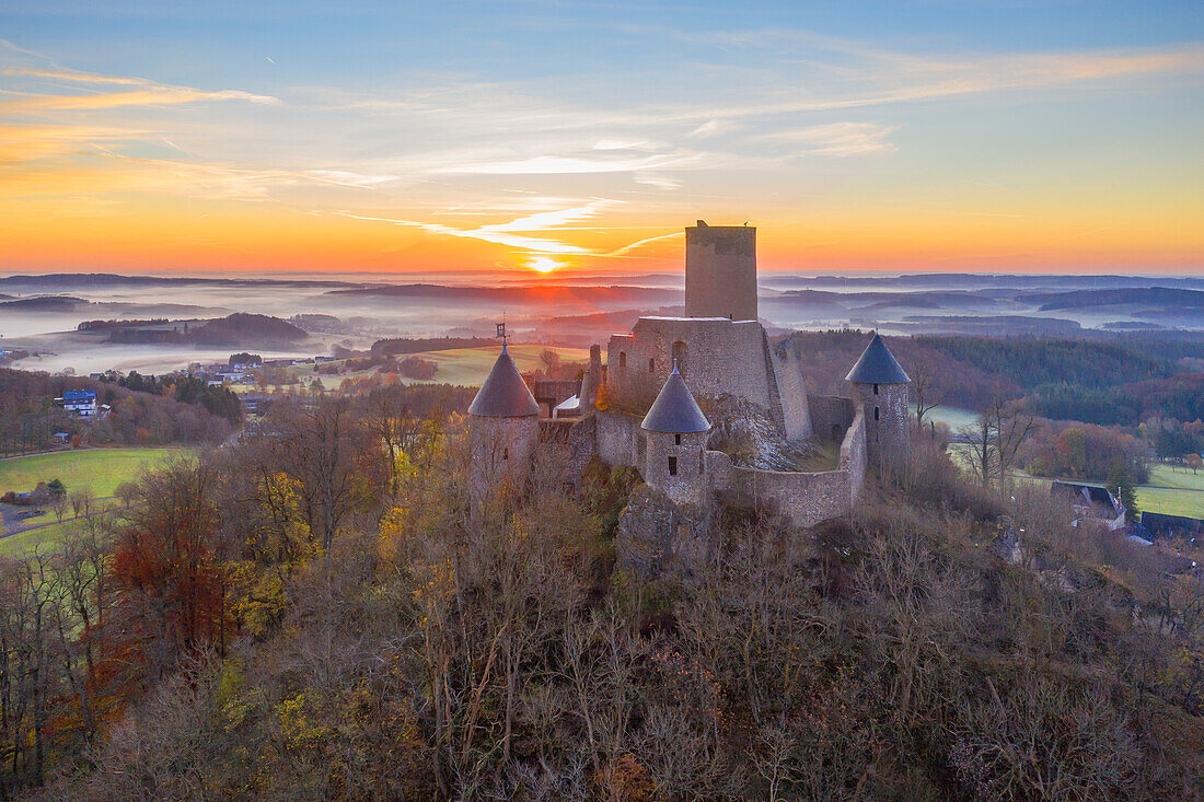 Luftansicht des Sonnenaufgangs über der Nürburg, Eifel, Rheinland-Pfalz, Deutschland
