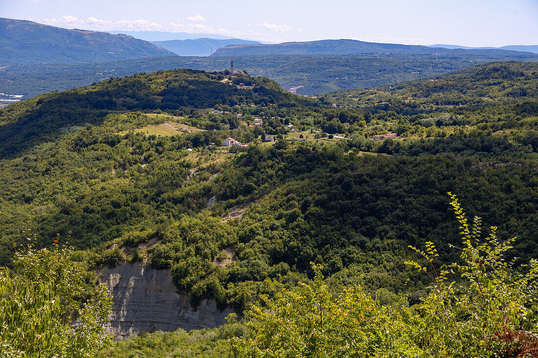 Gračišće; Ausblick auf die istrische Berglandschaft in Richtung Pican und Plomin, Istrien, Kroatien