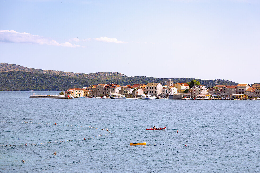 Insel Krapanj; Blick von Brodarica; Šibeniker Archipel, Dalmatien, Kroatien