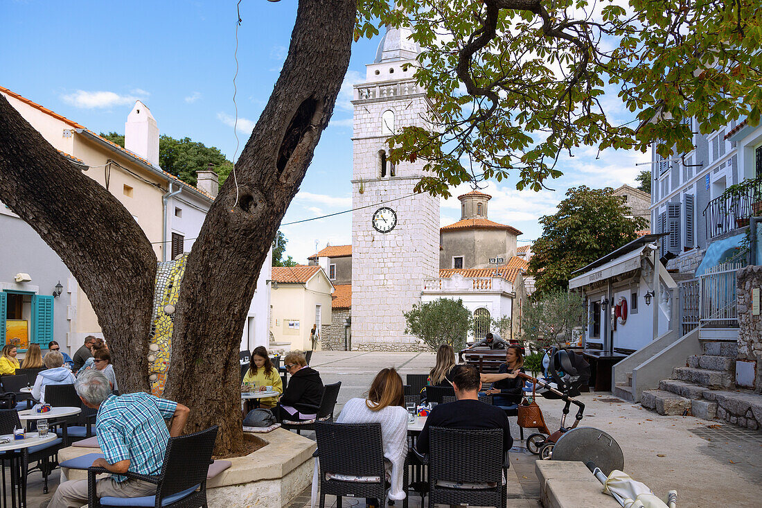 Omišalj, Placa, Cafe and Church Crkva Uznesenja BDMarije