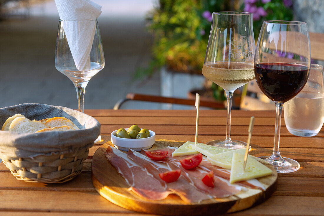Ston, Weinverkostung mit Käse-Schinken-Platte, Dalmatien, Kroatien