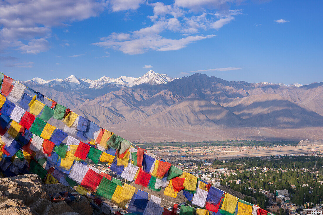 Panorama vom Tsenmo-Hügel über Leh und das Industal zum Stok Kangri, 6153m, Ladakh, Jammu und Kaschmir, Indien, Asien