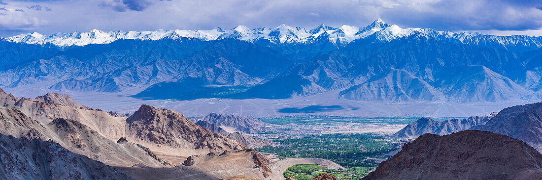 Panorama vom Khardong-Pass, zweithöchster befahrbarer Pass der Welt über Leh und das Industal zum Stok Kangri, 6153m, Ladakh, Jammu und Kaschmir, Indien, Asien