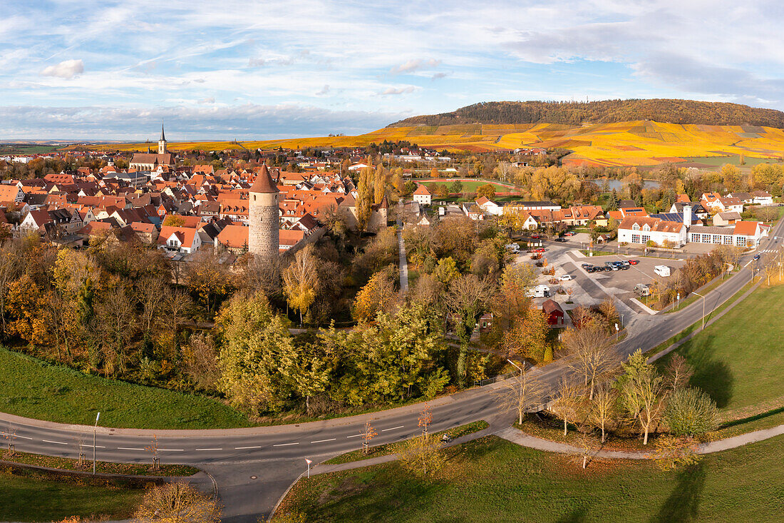 Die Altstadt Iphofens im Herbstkleid, Iphofen, Kitzingen, Unterfranken, Franken, Bayern, Deutschland, Europa