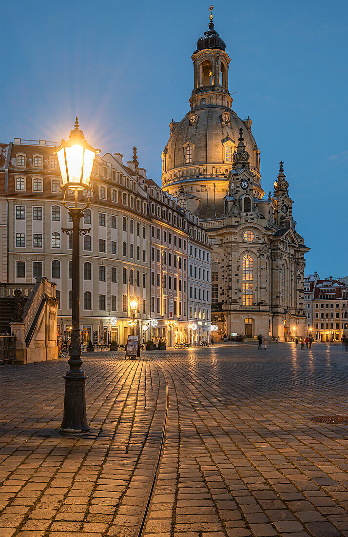 Nachtaufnahme der Dresdner Frauenkirche am Neumarkt, Sachsen, Deutschland