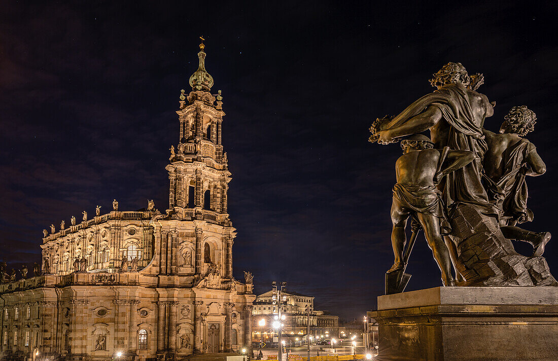 Nachtaufnahme der Dresdner Hofkirche am Schlossplatz und einem Teil der Skulpturengruppe „Vier Tageszeiten“ von Johannes Schilling am nördlichen Aufgang der Brühlschen Terrasse , Sachsen, Deutschland