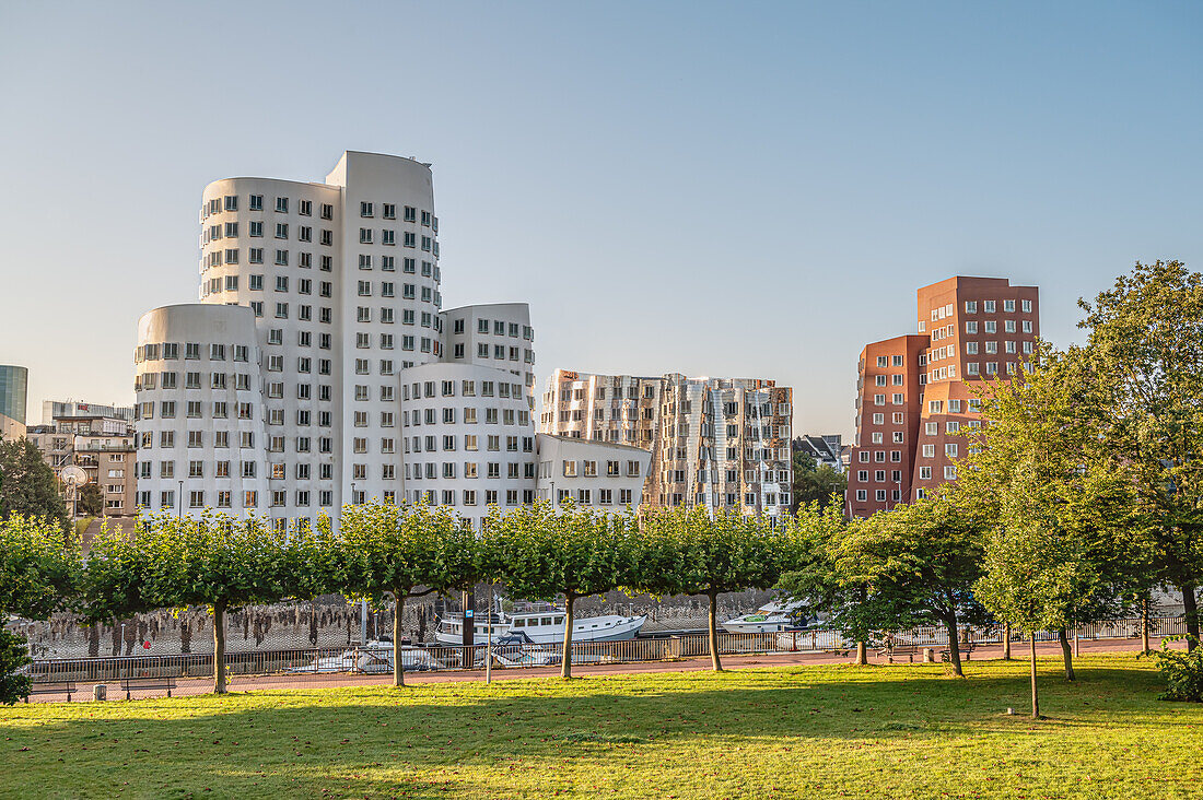 Gehry Bauten im Medienhafen von Düsseldorf vom Parlamentsufer gesehen, NRW, Nordrhein-Westfalen, Deutschland