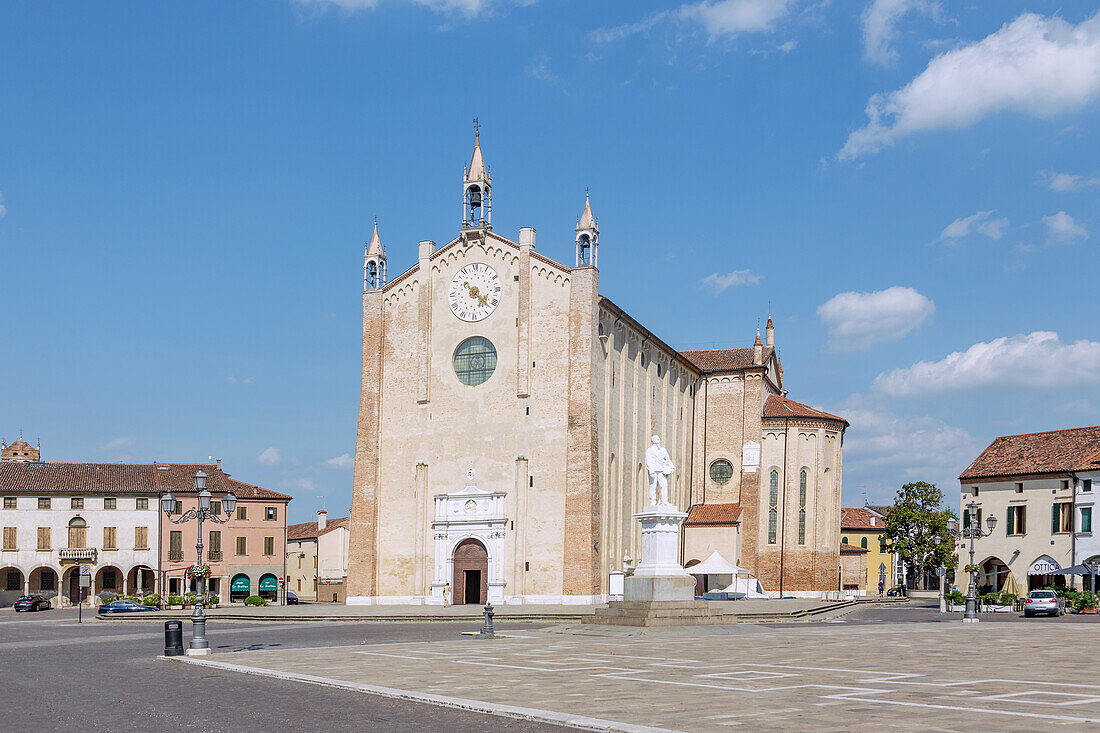 Montagnana, Piazza Vittorio with Chiesa San Francesco