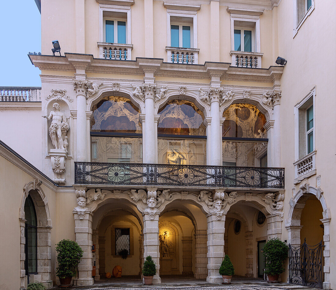 Vicenza, Palazzo Leoni Montanari, Innenhof, Venetien, Italien