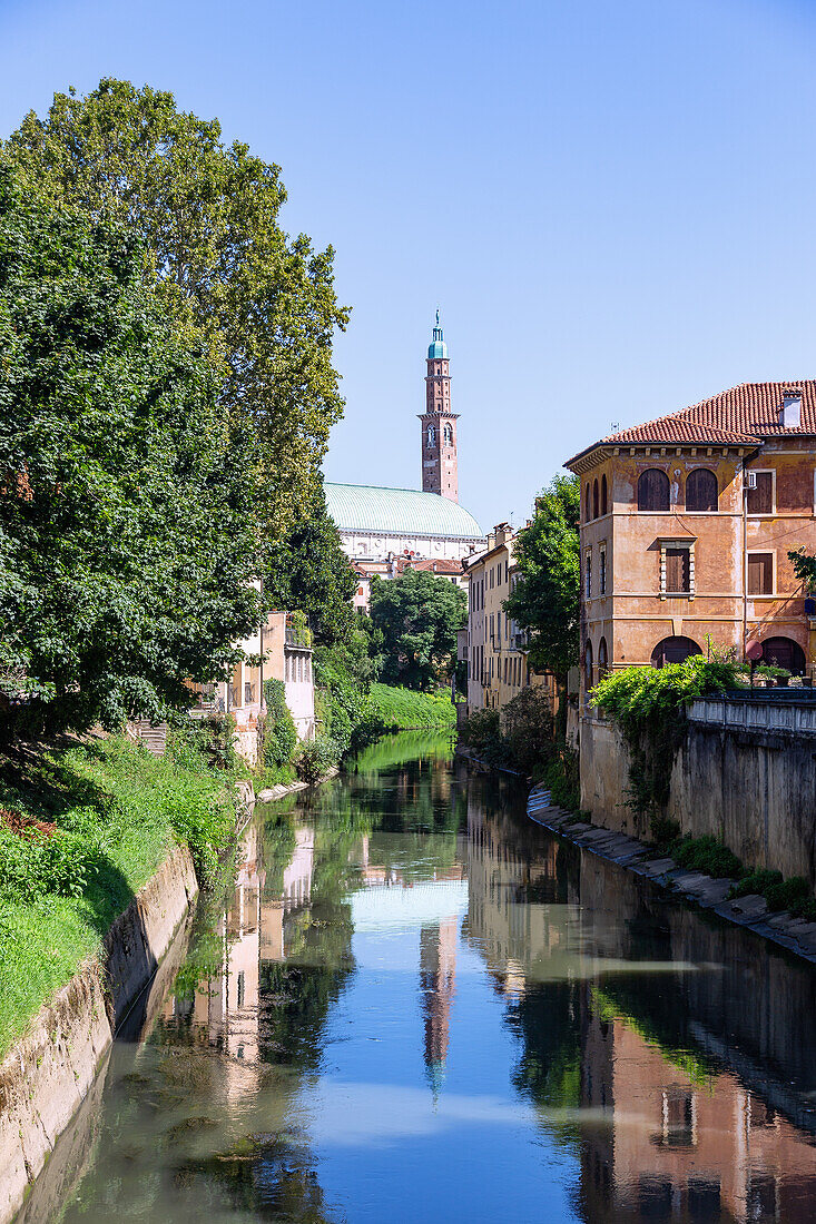 Vicenza; Fluss Retrone, Ausblick von Ponte Furo, Basilica Palladiana, Venetien, Italien