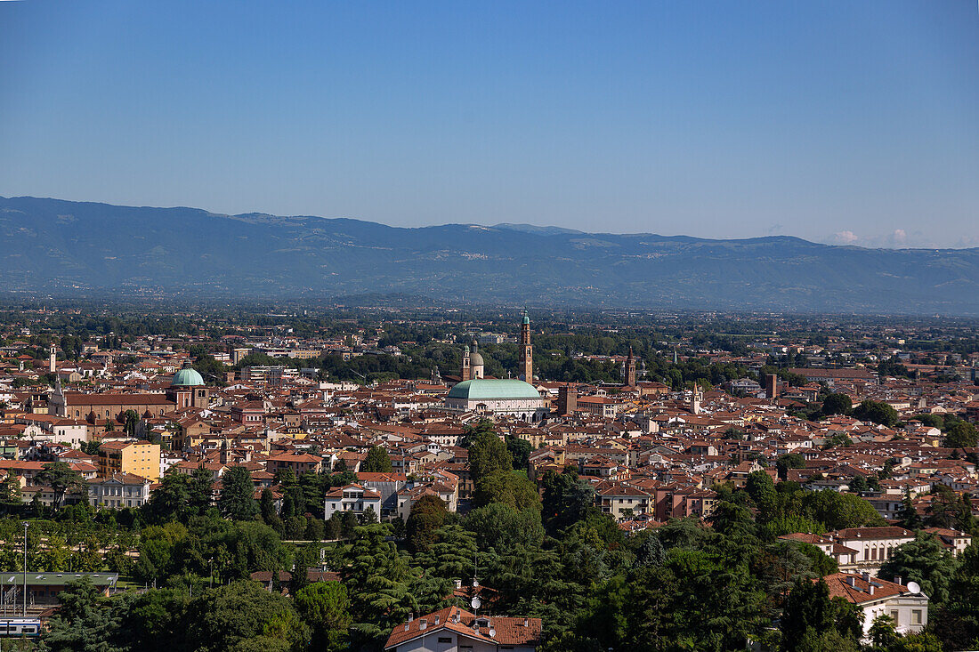 Vicenza; Panorama von der Piazzale della Basilica di Monte Berico, Stadtansicht mit Basilica Palladiana und Duomo Santa Maria Maggiore, Venetien, Italien