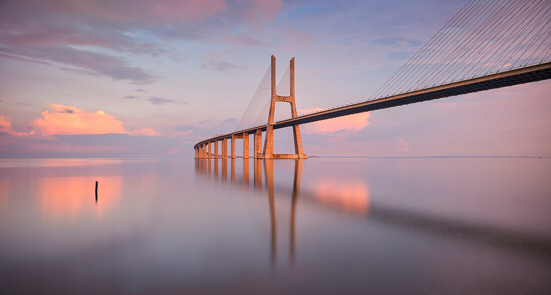 Vasco da Gama Brücke, Lissabon, Portugal