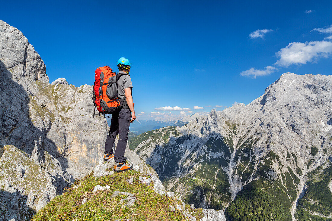 Bergsteiger blickt ins Höllental und zur Alpspitze (2.628 m) im Wettersteingebirge, Grainau, Oberbayern, Bayern, Deutschland