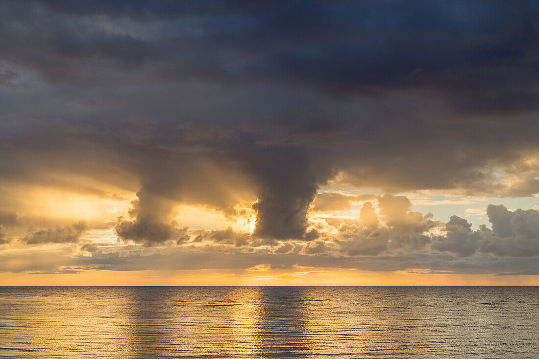 Sonnenaufgang über dem Wattenmeer, Munkmarsch, Insel Sylt, Schleswig-Holstein, Deutschland