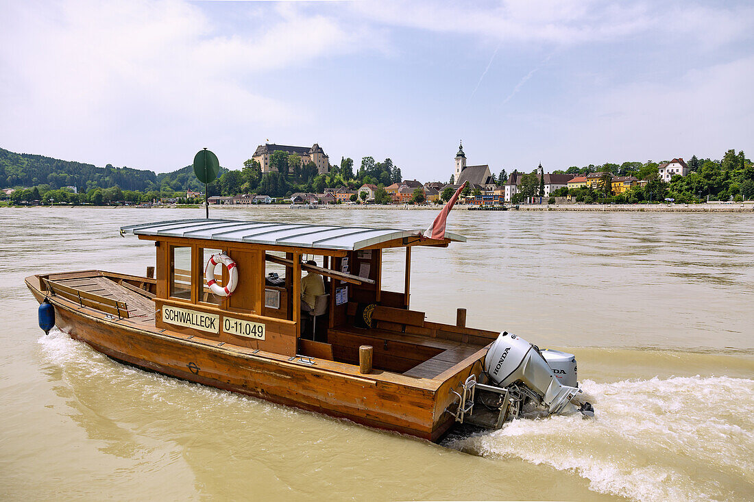 Grein an der Donau, Donaufähre, Schloss Greinburg, Stadtpfarrkirche Hl. Ägidius, Oberösterreich, Österreich