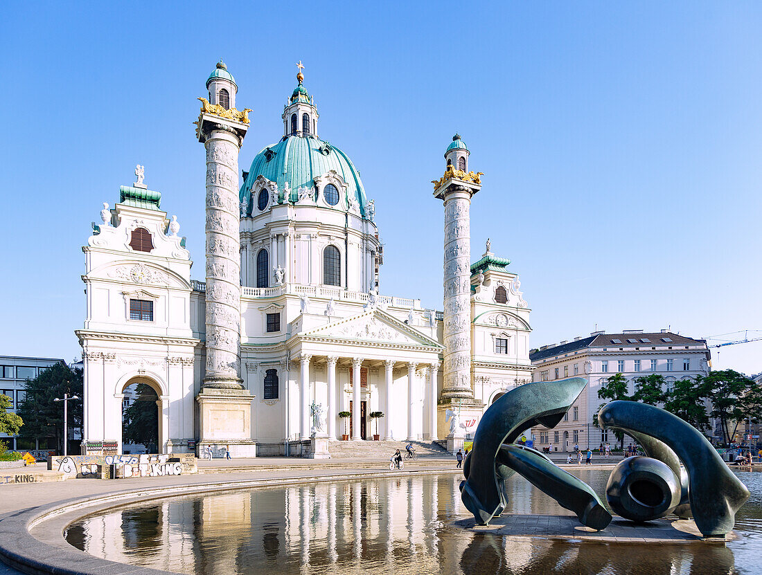 Wien; Karlskirche, Hill Arches, Plastik von Henry Moore, Niederösterreich, Österreich