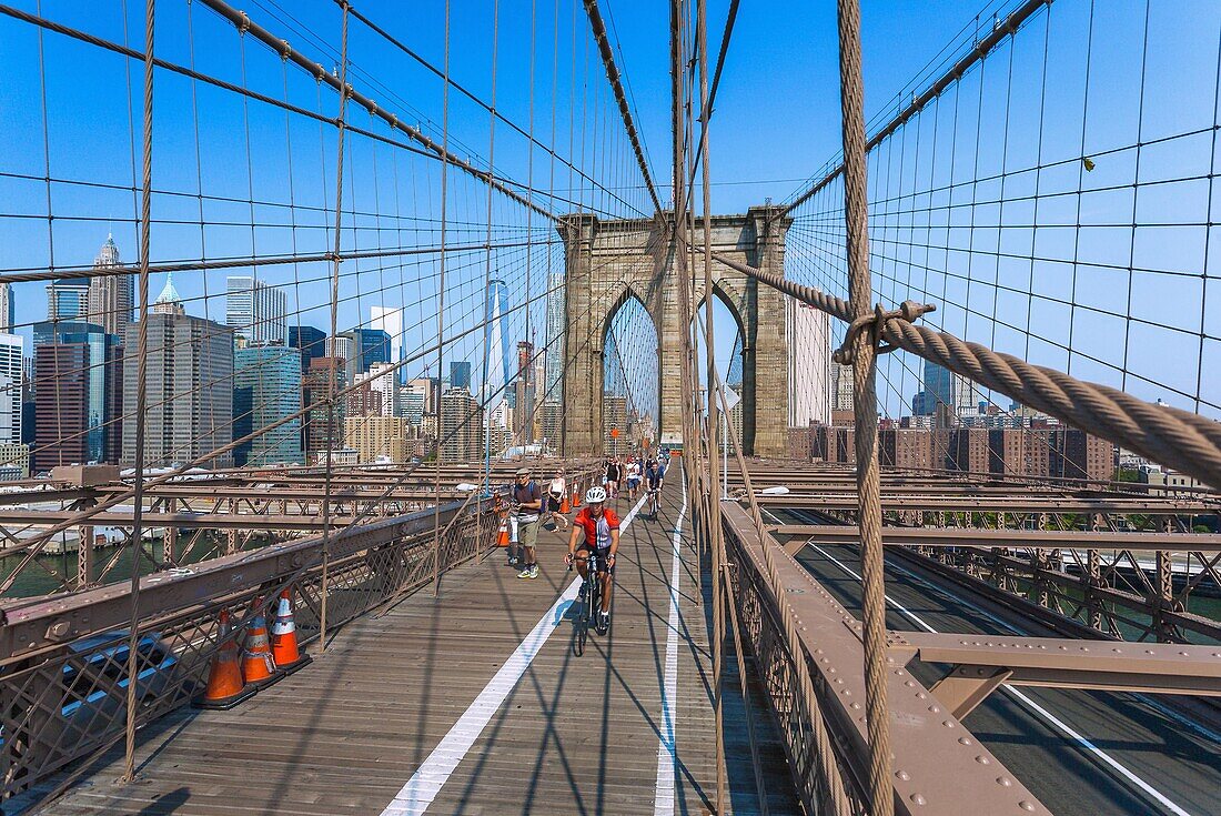 New York City, Manhattan, Financial District von Brooklyn Bridge, USA