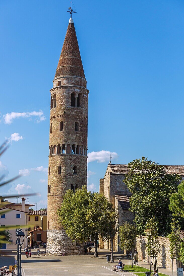 Caorle, Piazza Vescovado, Campanile und Duomo Santo Stefano, Venetien, Italien