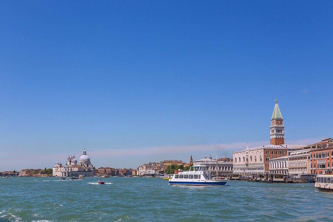 Venedig, San Marco, Molo mit Palazzo Ducale, Piazzetta und Campanile, Santa Maria della Salute, Venetien, Italien