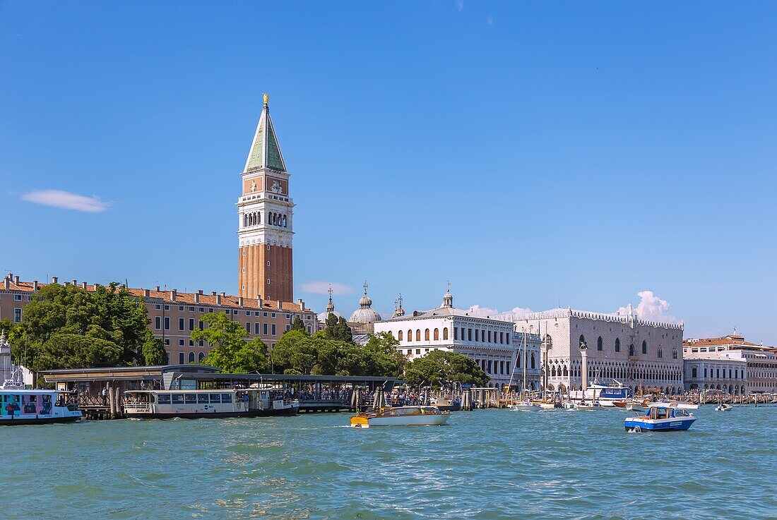 Venedig, Bacino di San Marco mit Palazzo Ducale, Campanile und Giardini ex Reali, Venetien, Italien