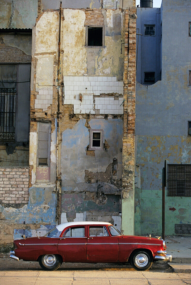 Oldtimer geparkt vor einem alten Gebäude, Malecon, Havanna, Kuba