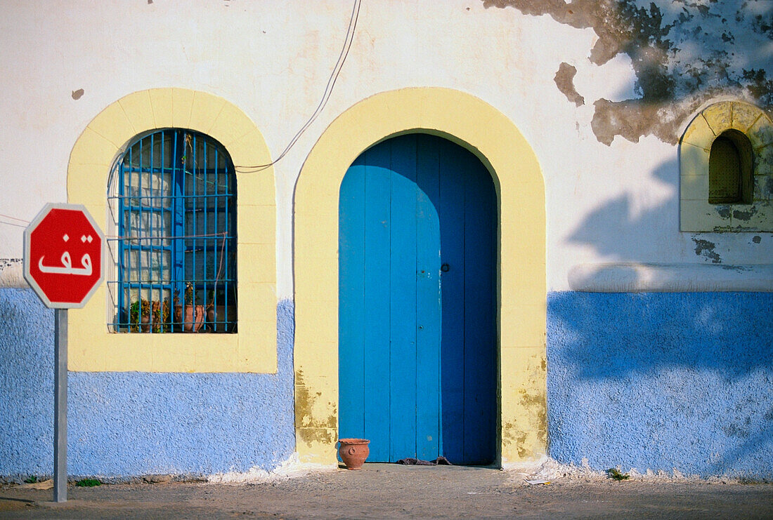 Stop-Schild vor einem Haus, Essaouira, Marokko