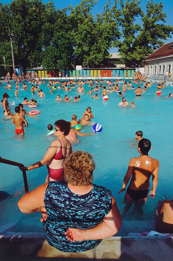 Menschen in einem öffentlichen Schwimmbad, Györ, Ungarn