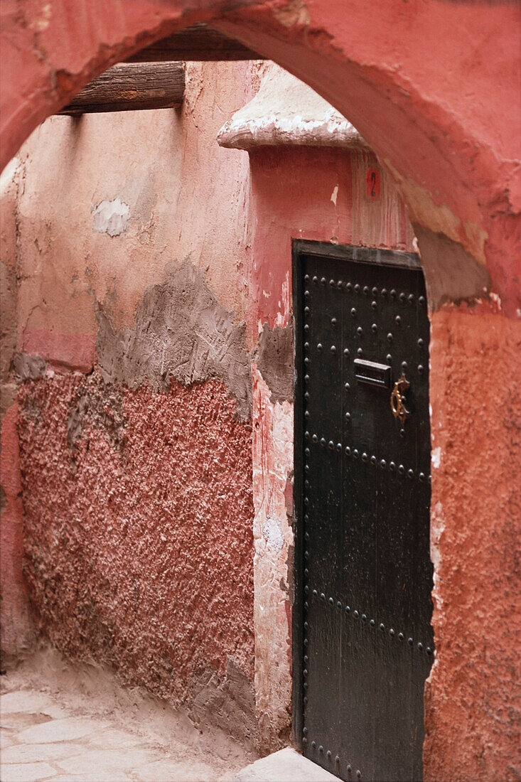 Große Holztür eines Hauses, Marrakesch, Marokko