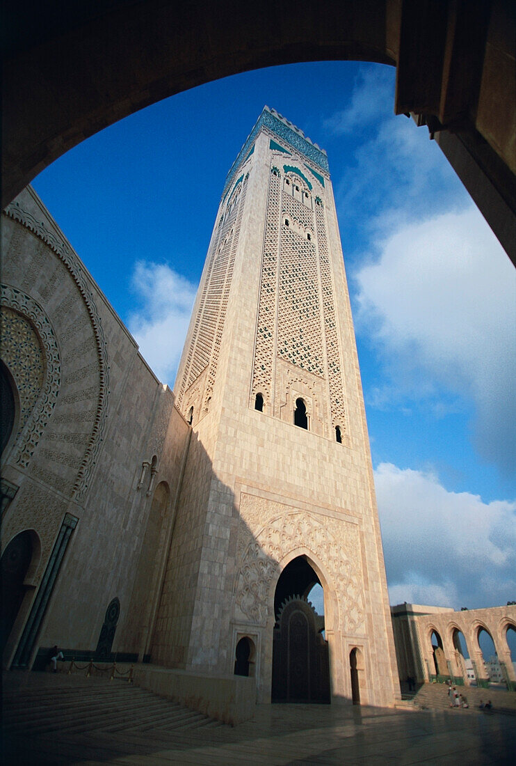 Niedrigen Winkel Blick auf eine Moschee, Moschee Hassan II, Casablanca, Marokko