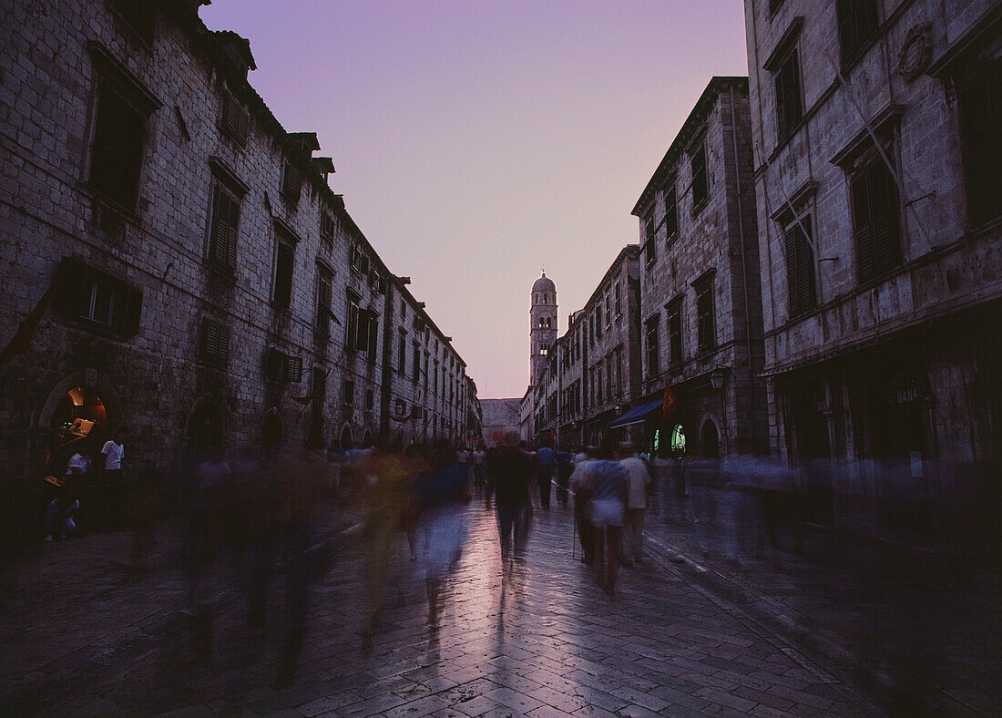 Menschen auf einer belebten Straße in der Abenddämmerung, Dubrovnik, Kroatien