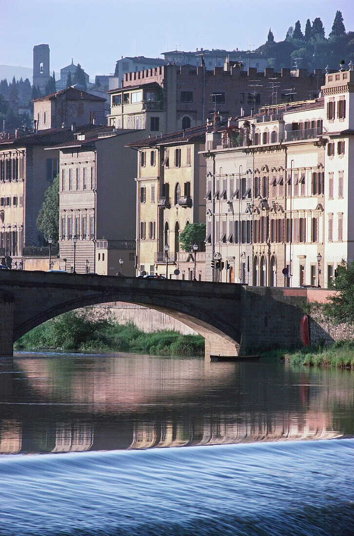 Brücke über den Fluss, Ponte Santa Trinita Brücke, Fluss Arno, Florenz, Italien