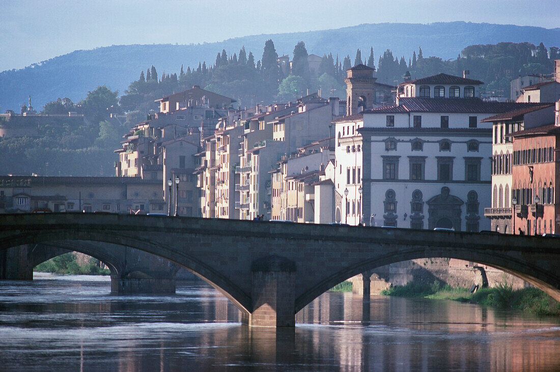 Brücke über den Fluss, Ponte Santa Trinita Brücke, Fluss Arno, Florenz, Italien