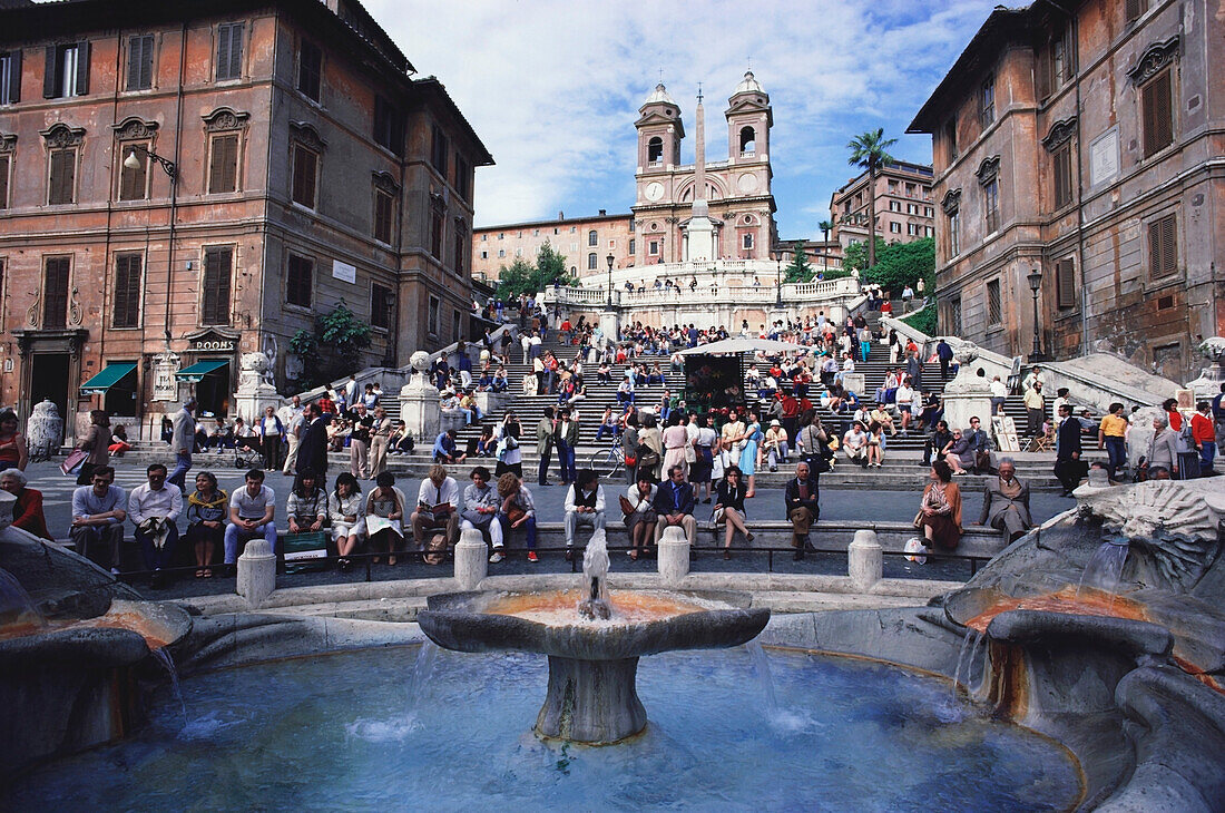 Touristen in einer Stadt, Spanische Treppe, Rom, Italien