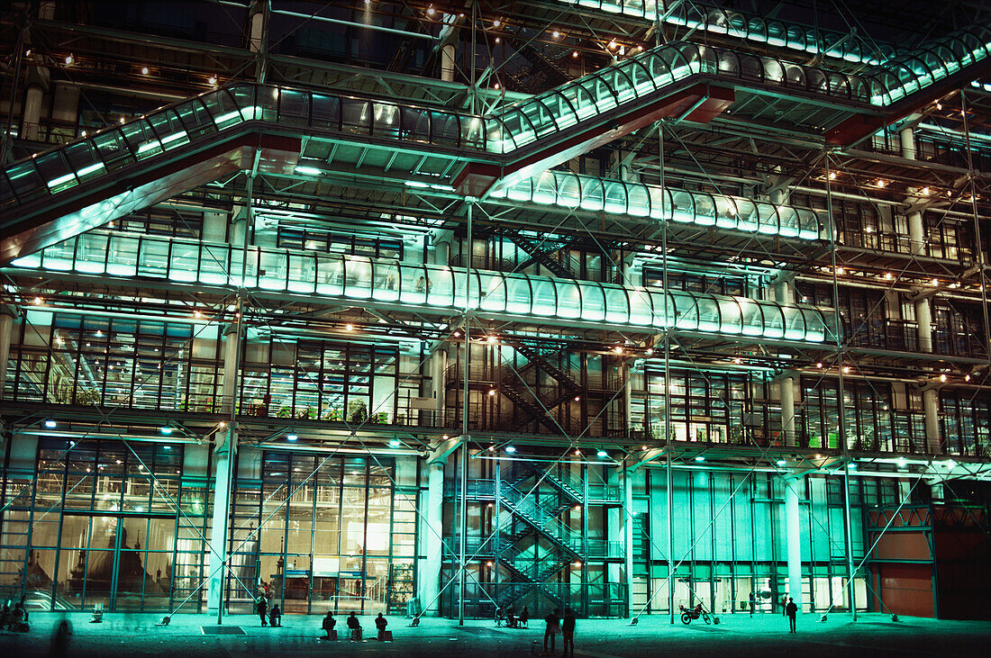 Fassade von Centre Pompidou, beleuchtet in der Nacht, Paris, Ile-de-France, Frankreich