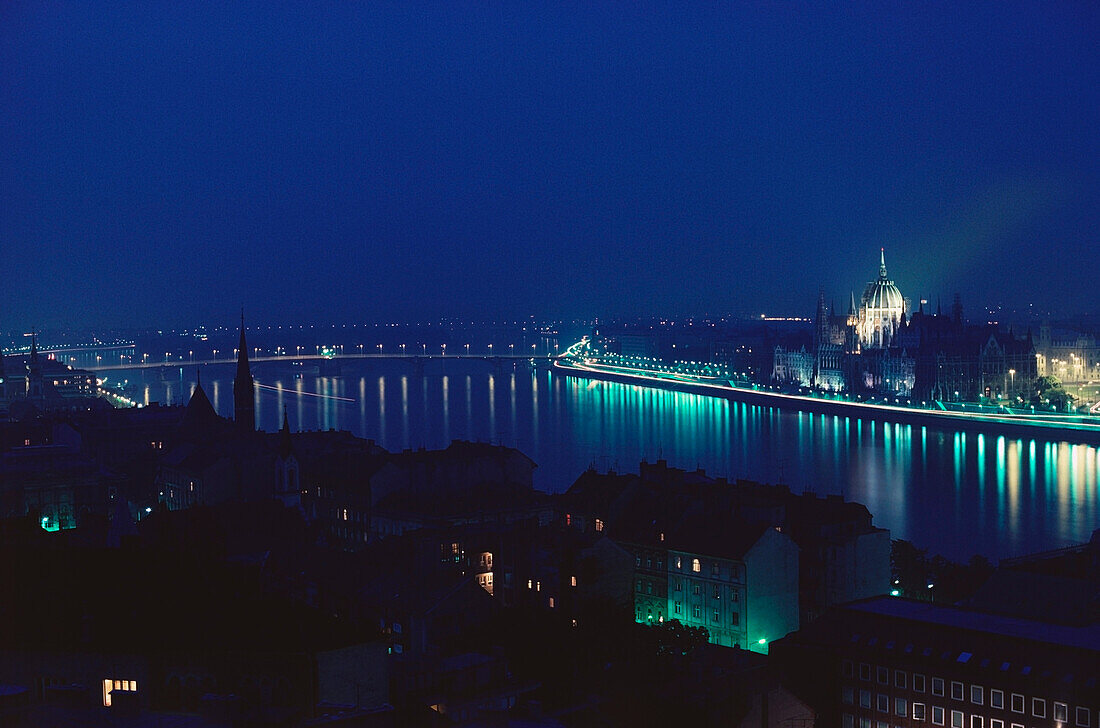 Parlamentsgebäude beleuchtet in der Morgendämmerung, ungarisches Parlamentsgebäude, Donau, Budapest, Ungarn