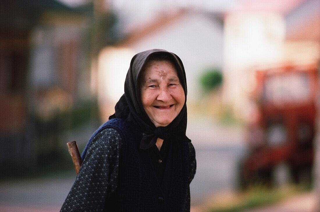 Porträt einer lächelnden älteren Frau, Györ, Ungarn