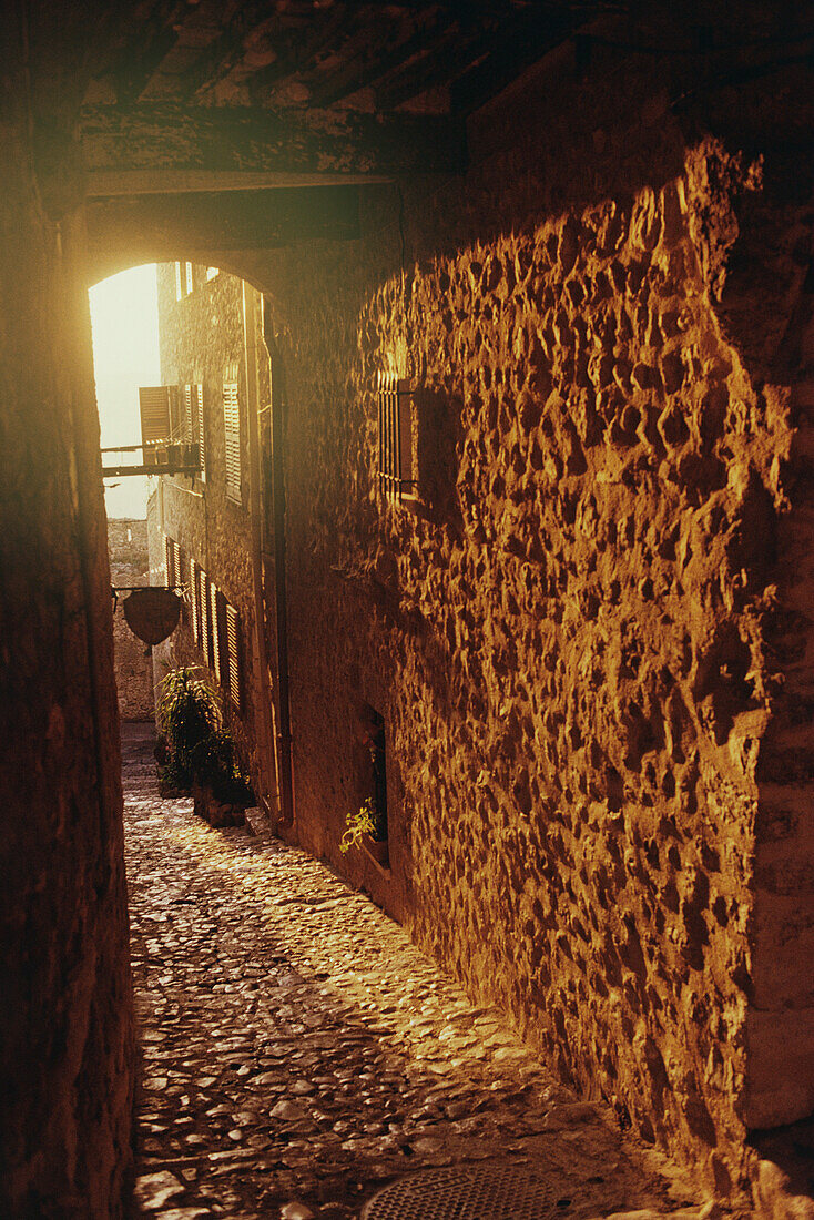 Gasse in einer Stadt, Antibes, Provence-Alpes-Cote d'Azur, Frankreich