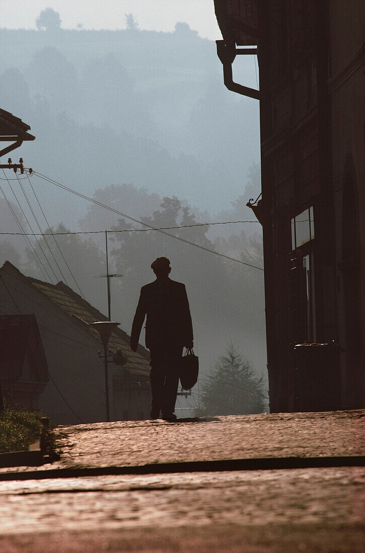 Silhouette eines Mannes zu Fuß auf einer Straße, Prag, Tschechische Republik