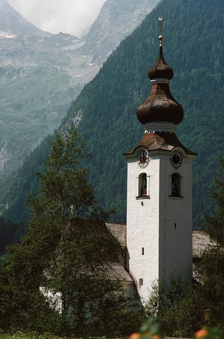 Glockenturm einer Kirche, Kitzbühel, Österreich